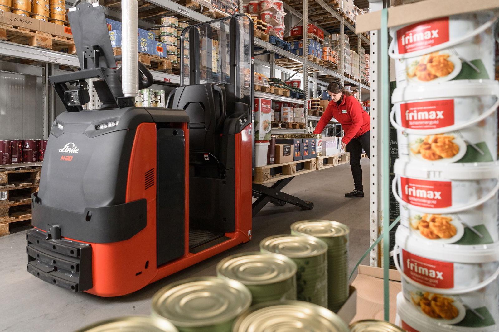 Linde N20 laadt blikken op pallet
