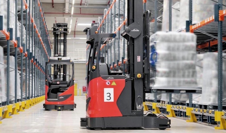 warehouse automatisering linde reachtrucks werken zelfstandig in een magazijn