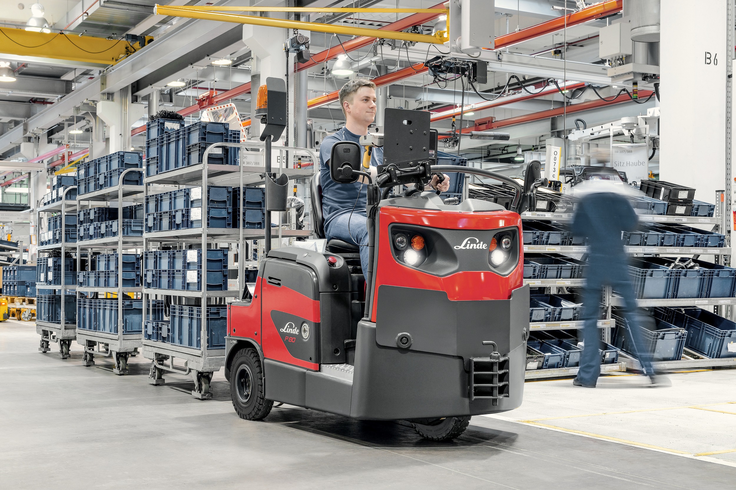 Linde P80 trekker met trolleys met kratten