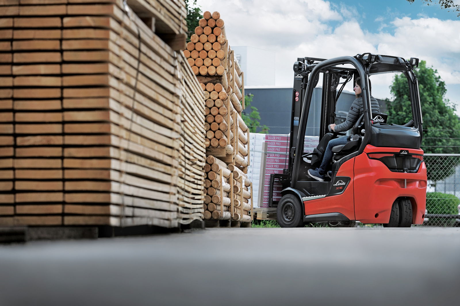 Linde Xi16 elektrische heftruck op buitenlocatie