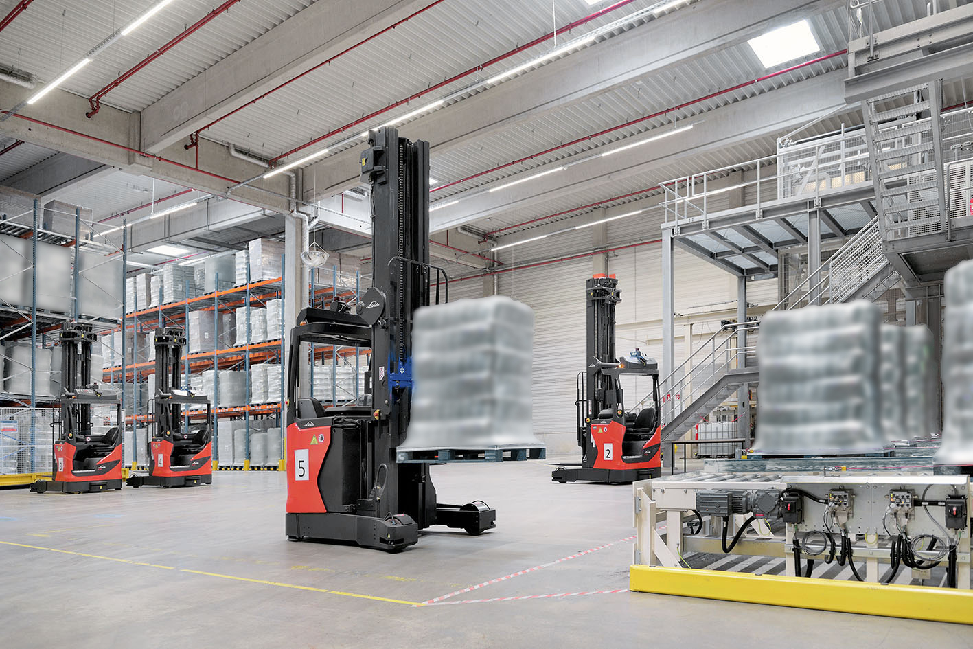 Linde R-Matic in magazijn met pallet