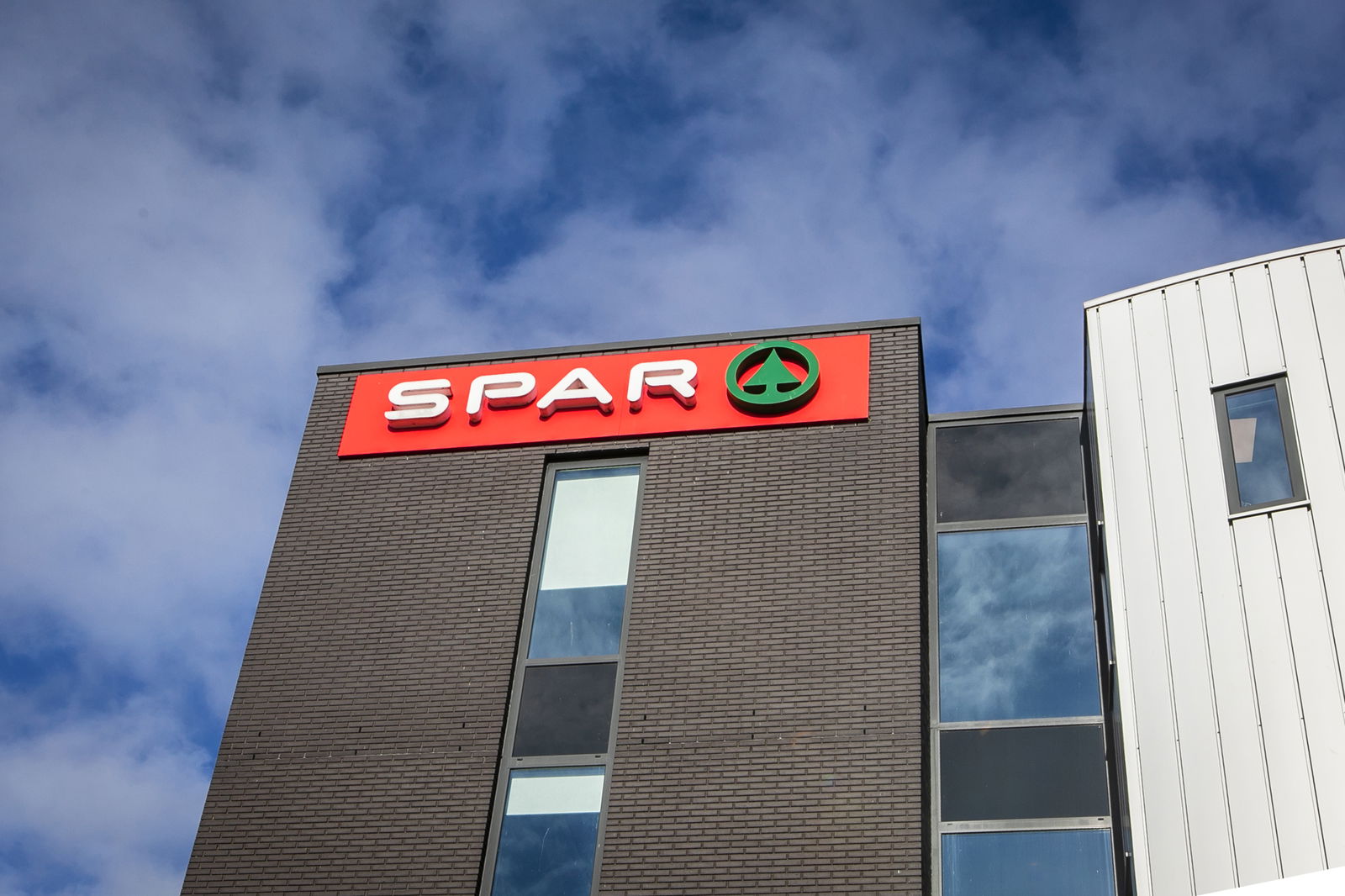 SPAR bespaart tijd in distributiecentrum met elektrische Linde trucks